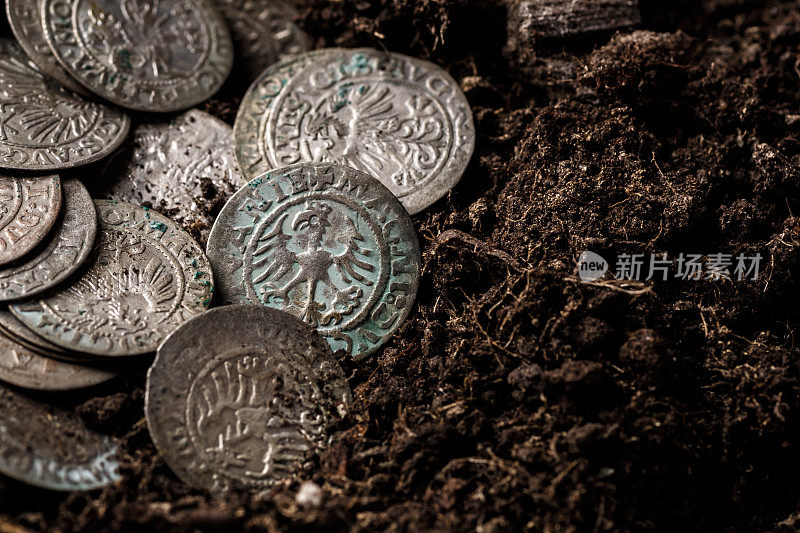 中世纪欧洲银币的特写。Waza Zygmunt三世。古代银币。钱币学。泥土覆盖的银币。安提克瓦里。
